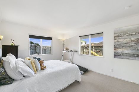 Photo of property in 8 Bennett Grove, Newlands, Wellington, 6037