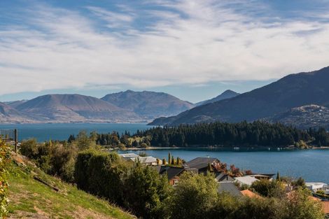 Photo of property in 17 Milward Place, Kelvin Heights, Queenstown, 9300