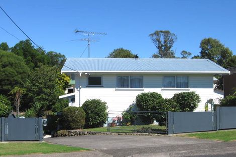 Photo of property in 27 Cron Avenue, Te Atatu South, Auckland, 0610
