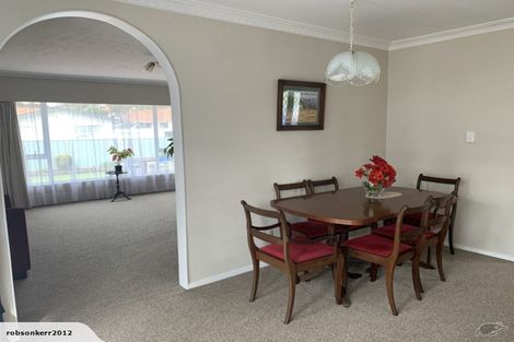 Photo of property in 10 Mirrabooka Avenue, Botany Downs, Auckland, 2010