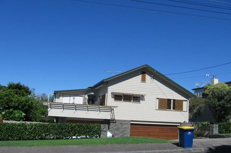 Photo of property in 27 Ocean View Road, Milford, Auckland, 0620