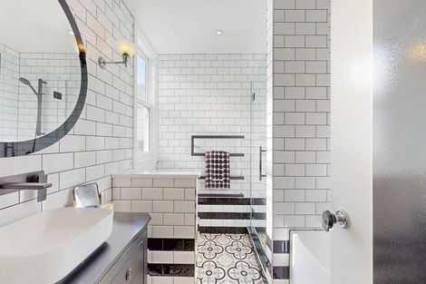 Photo of property in 322 Oriental Parade, Oriental Bay, Wellington, 6011