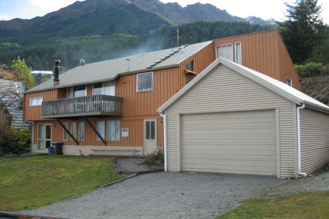 Photo of property in 88 Wynyard Crescent, Fernhill, Queenstown, 9300