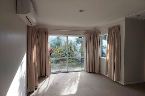 Photo of property in 2 Lexington Drive, Botany Downs, Auckland, 2010