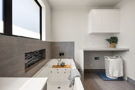 Photo of property in 100 Morrow Avenue, St Andrews, Hamilton, 3200