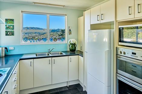 Photo of property in 54 Gloaming Hill, Titahi Bay, Porirua, 5022