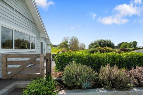 Photo of property in 1777 State Highway 16, Helensville, 0875