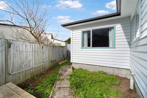 Photo of property in 4a Glenvil Lane, Te Atatu Peninsula, Auckland, 0610
