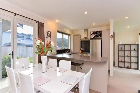 Photo of property in 31 Mcewen Crescent, Riverstone Terraces, Upper Hutt, 5018