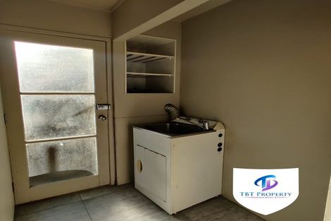 Photo of property in 2/41 Challen Close, Conifer Grove, Takanini, 2112