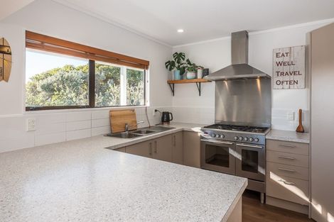 Photo of property in 27 Titoki Road, Waikanae Beach, Waikanae, 5036