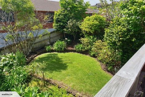 Photo of property in 16 Taupiko Place, Green Bay, Auckland, 0604