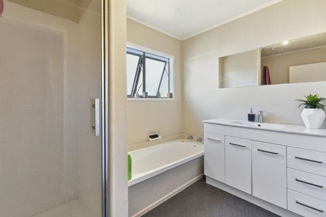 Photo of property in 5 Iris Place, Clendon Park, Auckland, 2103