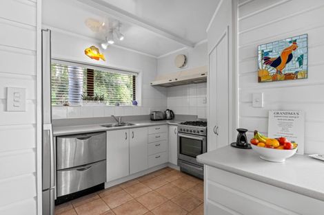 Photo of property in 6 Waiwera Road, Waiwera, Orewa, 0994