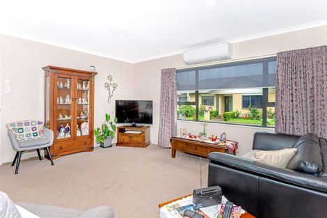 Photo of property in 8 Coulston Place, Riverdale, Gisborne, 4010