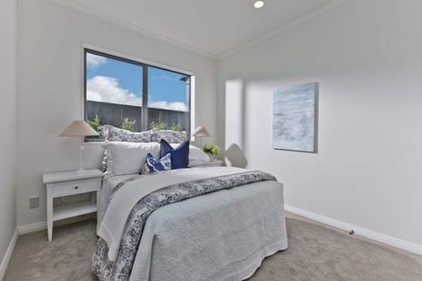 Photo of property in 10 Syd Grant Crescent, Orewa, 0931