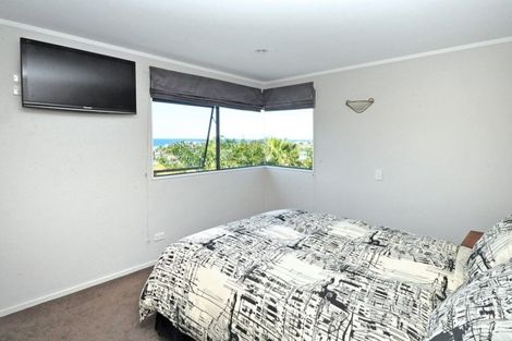 Photo of property in 182 Whangaparaoa Road, Red Beach, 0932