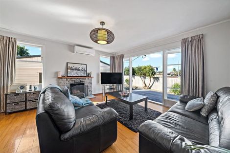 Photo of property in 7 Beach Road, Te Atatu Peninsula, Auckland, 0610