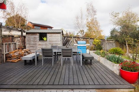 Photo of property in 21 Heathcote Place, Fitzherbert, Palmerston North, 4410