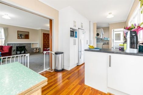 Photo of property in 17 Albert Road, Kelston, Auckland, 0602