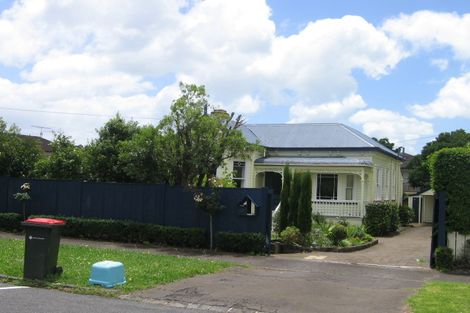 Photo of property in 9 Tawera Road, Greenlane, Auckland, 1051