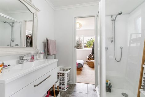 Photo of property in 24 Holdaway Avenue, Northcote, Auckland, 0627