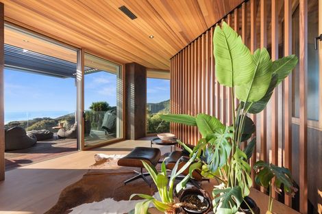 Photo of property in 124a Seaview Road, Piha, New Lynn, 0772