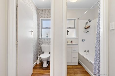 Photo of property in 302 Queens Drive, Lyall Bay, Wellington, 6022