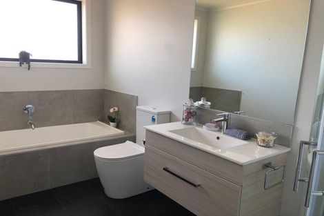 Photo of property in 1 Orawahi Road, Glenbrook, 2681