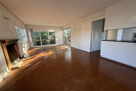 Photo of property in 21 Holdaway Avenue, Northcote, Auckland, 0627