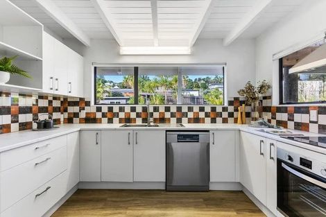 Photo of property in 2/24 Matipo Road, Mairangi Bay, Auckland, 0630