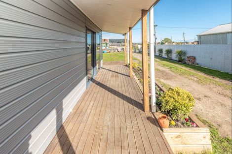 Photo of property in 12 Beaumaris Avenue, Castlecliff, Whanganui, 4501