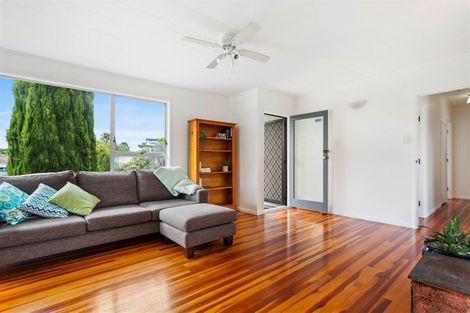 Photo of property in 3 Temuri Place, Glendene, Auckland, 0602