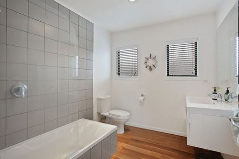 Photo of property in 3 Hosking Place, Clarks Beach, 2122