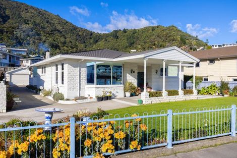 Photo of property in 40-42 Waikawa Road, Picton, 7220