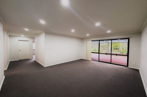 Photo of property in 21 Springvale Drive, Fairview Heights, Auckland, 0632