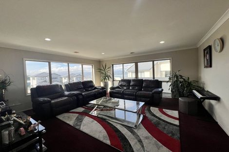 Photo of property in 26 Tamworth Crescent, Newlands, Wellington, 6037