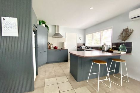 Photo of property in 67 Beach Road, Te Atatu Peninsula, Auckland, 0610