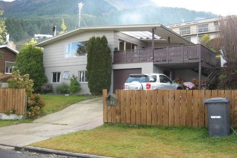 Photo of property in 84 Wynyard Crescent, Fernhill, Queenstown, 9300