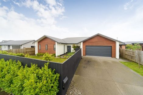 Photo of property in 114 Johnstone Drive, Fitzherbert, Palmerston North, 4410