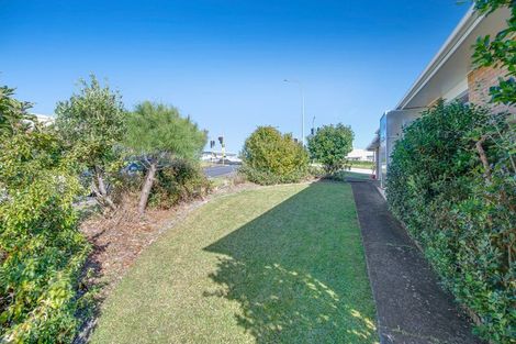 Photo of property in 2/2 Tower Hill, Stanmore Bay, Whangaparaoa, 0930