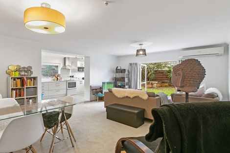 Photo of property in 24 Holdaway Avenue, Northcote, Auckland, 0627