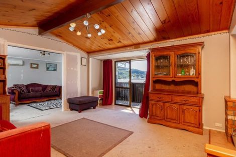 Photo of property in 19 Broadway, Picton, 7220