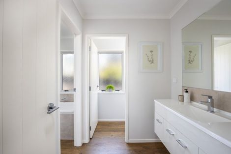 Photo of property in 3 Oakmont Crescent, Waiwhakaiho, New Plymouth, 4312