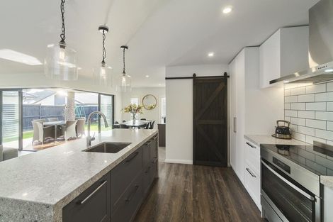 Photo of property in 22 Sir Lincoln Drive, Kumeu, 0810