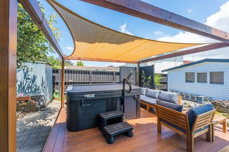 Photo of property in 57 Divich Avenue, Te Atatu South, Auckland, 0610