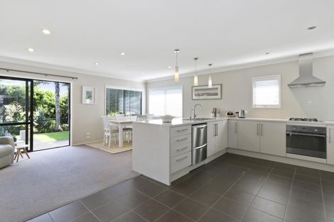Photo of property in 21 Corsica Way, Karaka, Papakura, 2113