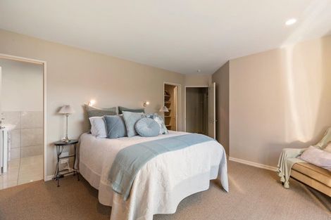 Photo of property in 17 Milward Place, Kelvin Heights, Queenstown, 9300