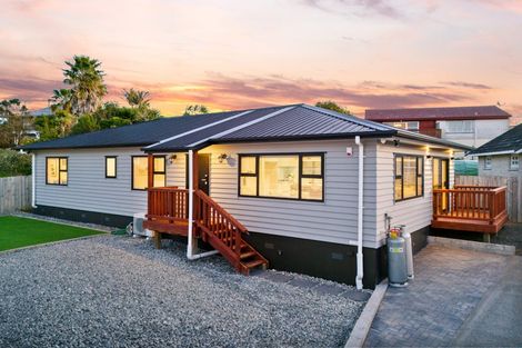Photo of property in 18a Lydford Place, Glendene, Auckland, 0602