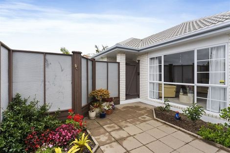 Photo of property in 6 Corta Bella Place, Golflands, Auckland, 2013